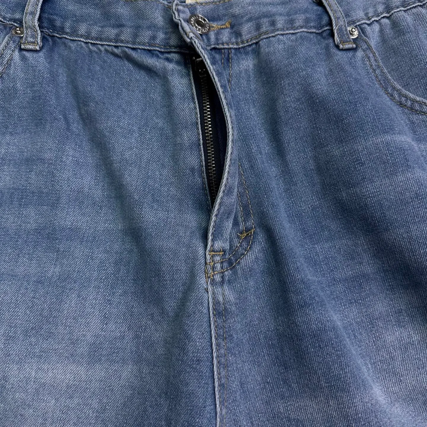 P200 GALLERY DEPT. 2025 new knife-cut splicing hand-painted couple style washed loose denim shorts 🔥High version🔥High version🔥 Top ceiling quality Styles with different washed textures are very friendly to people with thin legs and thick legs. The straight version is very flattering to the leg shape. Moderate length that never goes out of style, easy to match with casually, basic styling for various styles, a must-have in the wardrobe! The fabric is stiff but also makes the upper body soft without losing texture. The washing process is even more perfect. It is a must-have item for everyone! ! ! Washed wheat, hang tag, pants label, complete with three labels Color: light blue Size: 28, 30, 32, 34, 36 (five sizes)